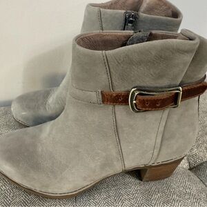 Dansko Boots Grey Hartley Side Zip Ankle Bootie Nubuck Leather Heel Sz 39 8.5-9